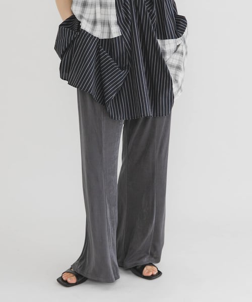 KBF(ケイビーエフ)の「シャイニーフレアイージーパンツ(その他パンツ・レディース・CHARCOAL/BLACK/BEIGE・One)」の14枚目の写真