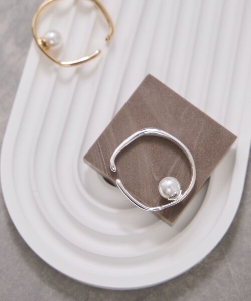 VIS（ビス）の「フープパールイヤーカフ（イヤリング・レディース・ゴールド/シルバー・F）」の4枚目の写真