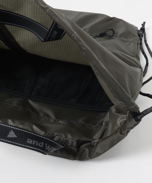 EKAL(エカル)の「and wander CRISPY RIP DRAWSTRING BAG(バックパック/リュック・レディース・BLACK/KHAKI・One)」の13枚目の写真