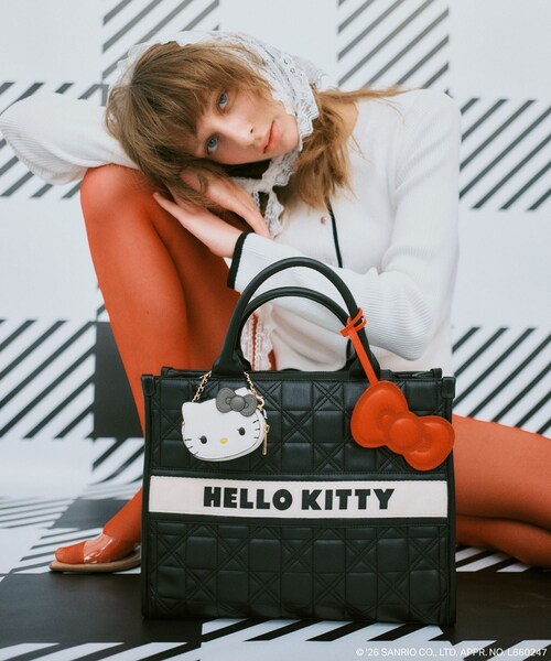 VIS(ビス)の「【HELLO KITTY×VIS】フェイスポーチチャーム(ポーチ・レディース・ブラック/オフホワイト・F)」の4枚目の写真