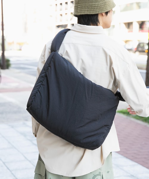 SENSE OF PLACE by URBAN RESEARCH(センスオブプレイスバイアーバンリサーチ)の「ナイロンパデットビックショルダー(ショルダーバッグ・メンズ・BLACK/WHITE/CHARCOAL/L.BLUE・one)」の2枚目の写真