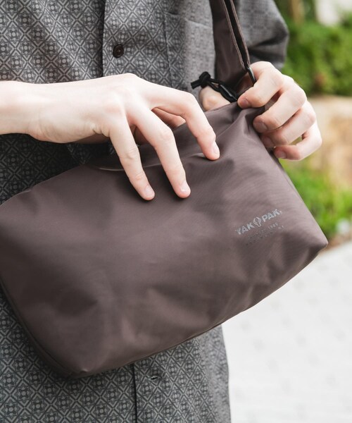 URBAN RESEARCH DOORS(アーバンリサーチドアーズ)の「『別注』YAKPAK×DOORS SHOULDER BAG S(ショルダーバッグ・メンズ・BLACK/CHARCOAL/BROWN/WHITE・-)」の17枚目の写真