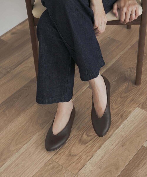 URBAN RESEARCH DOORS(アーバンリサーチドアーズ)の「Vカットパンプス(パンプス・レディース・BLACK/BROWN・35/36/37/38)」の3枚目の写真