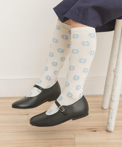 URBAN RESEARCH DOORS(アーバンリサーチドアーズ)の「フロート編みフラワーハイソックス(KIDS)(その他・キッズ・IVO×SAX/WHITE・16-18/19-21)」の3枚目の写真