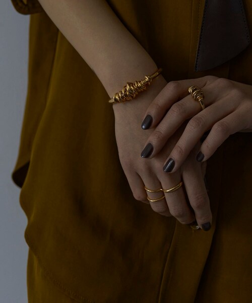 URBAN RESEARCH（アーバンリサーチ）の「Coil Around バングル（ブレスレット・レディース・GOLD/MULTI/SILVER・-）」の7枚目の写真