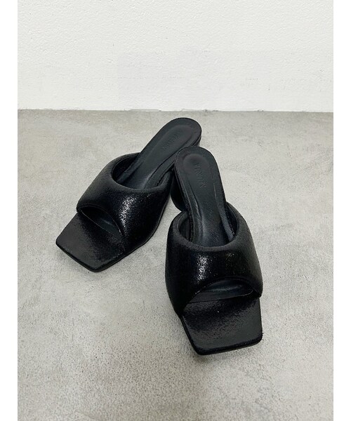 MURUA（ムルーア）の「メタリックパフミュール（サンダル・レディース・ブラック/シルバー・22.5/23.5/24.5）」の11枚目の写真