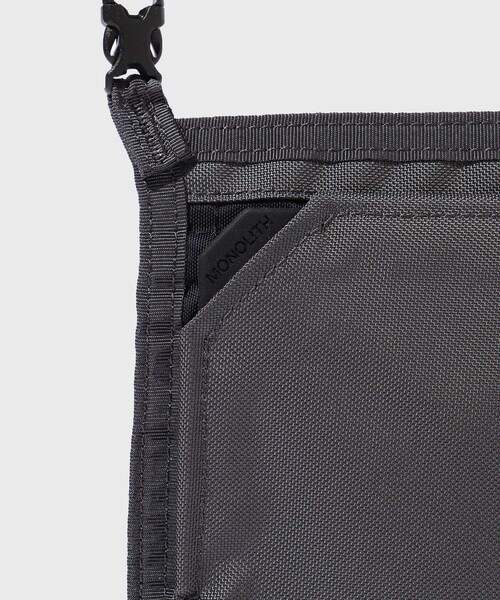 ADAM ET ROPE'(アダムエロペ)の「【MONOLITH/モノリス】NECK POUCH STANDARD S(ショルダーバッグ・メンズ・ライトグレー/ブラック・F)」の16枚目の写真