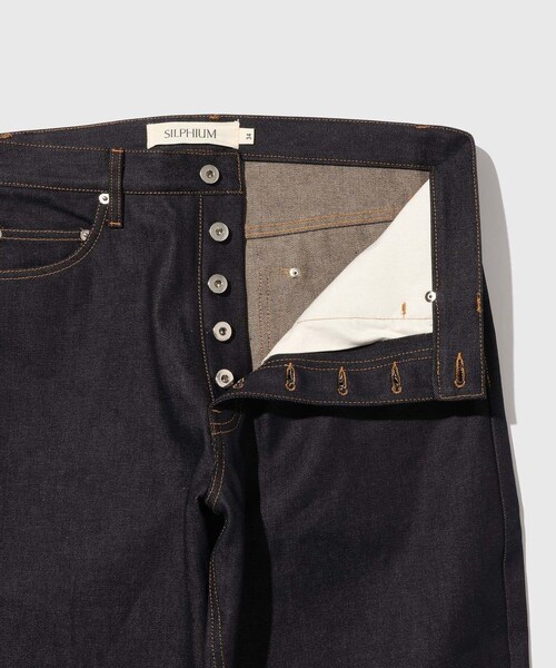 ADAM ET ROPE'(アダムエロペ)の「【SILPHIUM/シルフィウム】CORE DENIM(デニムパンツ・メンズ・ブラック/ネイビー・30/32/34)」の10枚目の写真