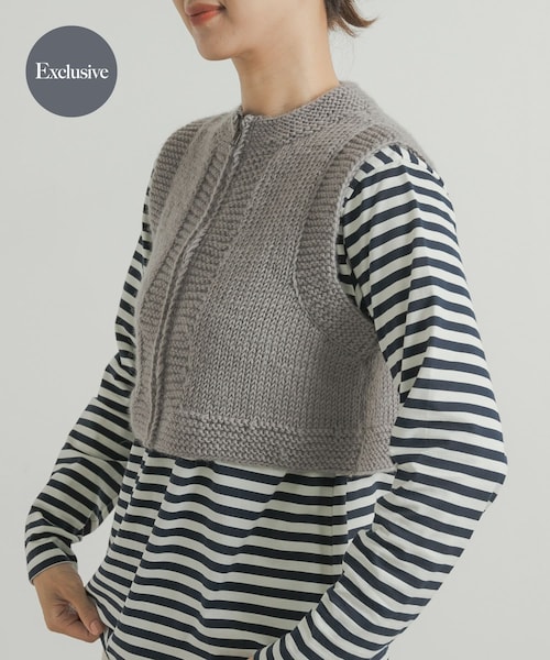 URBAN RESEARCH DOORS(アーバンリサーチドアーズ)の「『別注』KHWOPA SPIRIT×DOORS ショート丈ZIPベスト(ニット/セーター・レディース・グレー/レッド/ネイビー・one)」の1枚目の写真