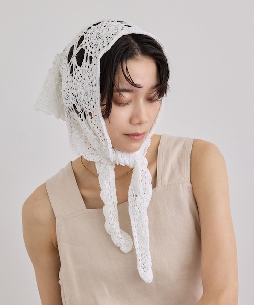 ADAM ET ROPE'(アダムエロペ)の「【WEB限定】クロシェバブーシュカ(バンダナ/スカーフ・レディース・ブラック/キナリ・F)」の12枚目の写真