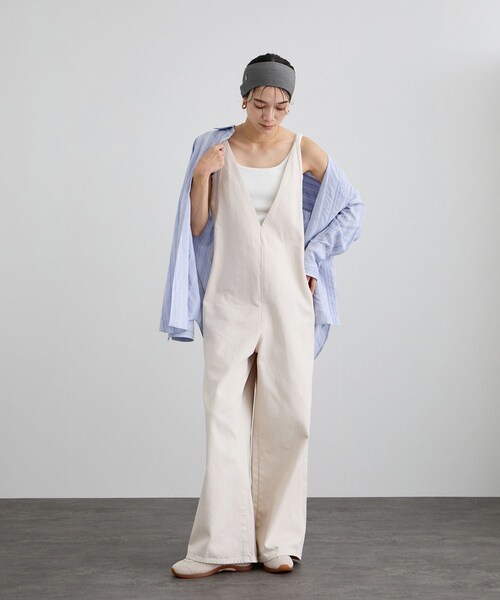 ADAM ET ROPE'(アダムエロペ)の「オーバーダイデニムサロペット(サロペット/オーバーオール・レディース・チャコール/キナリ・M/S)」の2枚目の写真