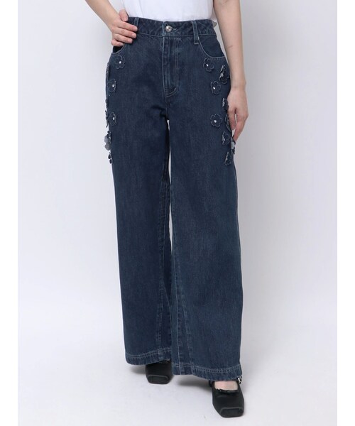 CALNAMUR（カルナムール）の「3D FLOWER STRAIGHT DENIM PT/3Dフラワーストレートデニムパンツ（その他パンツ・レディース・ホワイト/アイスブルー/インディゴ・S/M）」の8枚目の写真