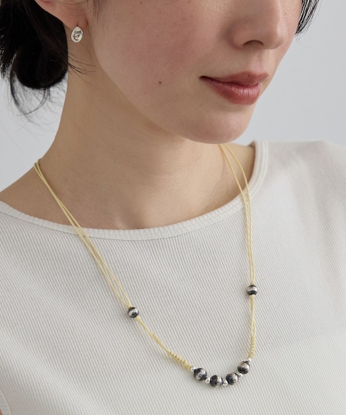 ADAM ET ROPE'（アダムエロペ）の「【J'aDoRe・店舗限定】【ERICKA NICOLAS BEGAY】コード×シルバーボールショートネックレス（ネックレス・レディース・その他・F）」の3枚目の写真