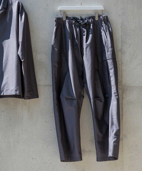 ADAM ET ROPE'（アダムエロペ）の「【ACT/アクト】超軽量 ワイド イージー カーゴパンツ / 速乾 / ストレッチ / イージーケア（カーゴパンツ・メンズ・ブラック/チャコール・L/M）」の6枚目の写真