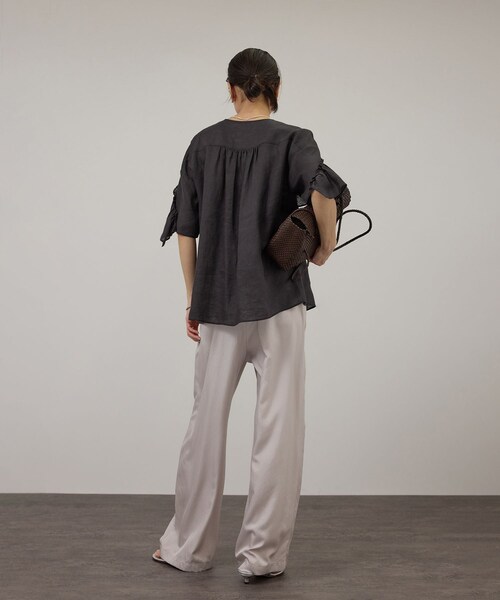 ADAM ET ROPE'(アダムエロペ)の「【WEB限定】ヨーロピアンリネンルジェフリルブラウス(シャツ/ブラウス・レディース・チャコール/ホワイト/ブルー系・F)」の8枚目の写真