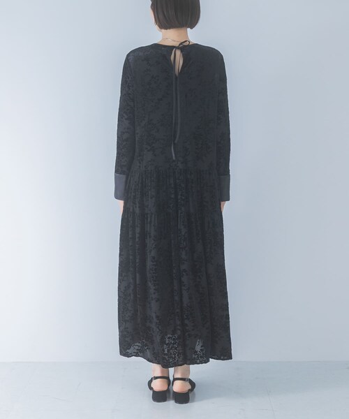 URBAN RESEARCH ROSSO（アーバンリサーチロッソ）の「『WEB/一部店舗限定』フロッキープリントティアードワンピース（ワンピース・レディース・BLACK/BROWN・Free）」の4枚目の写真