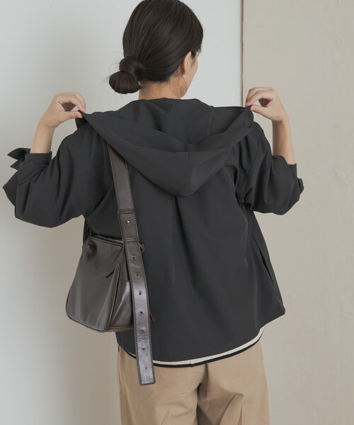 URBAN RESEARCH DOORS(アーバンリサーチドアーズ)の「『UR TECH MoLight』撥水UVカットフードジャケット(テーラードジャケット・レディース・CHARCOAL/BLACK・M)」の17枚目の写真
