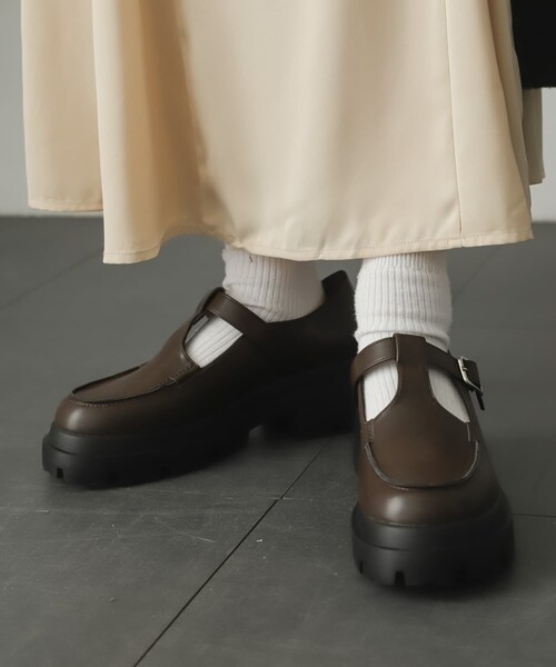 SENSE OF PLACE by URBAN RESEARCH（センスオブプレイスバイアーバンリサーチ）の「Tストラップボリュームソールシューズ（ドレスシューズ・レディース・BLACK/IVORY/D.BROWN・S/M/L）」の3枚目の写真