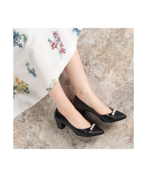 Marie femme(マリーファム)の「マリー・ファム Marie femme 【クッション入り】パールビジューポインテッドパンプス (パンプス・レディース・BL/PKK/BGS・22.5cm/23.0cm/23.5cm/24.0cm/24.5cm/22.0cm)」の8枚目の写真