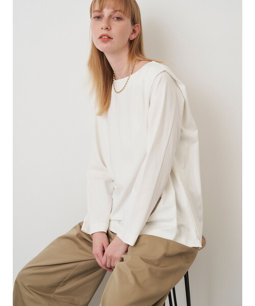 ELENDEEK（エレンディーク）の「SHOULDER TUCK CS（Tシャツ/カットソー・レディース・オフホワイト/ブラック/ブラウン・F）」の4枚目の写真