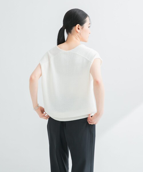 URBAN RESEARCH（アーバンリサーチ）の「リネンコットンVネックニットベスト（ベスト・レディース・BEIGE/OFF/BLUE GRAY・FREE）」の8枚目の写真
