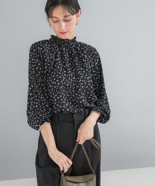 URBAN RESEARCH ROSSO（アーバンリサーチロッソ）の「『WEB/一部店舗限定』ウォッシャブルランダムドットブラウス（シャツ/ブラウス・レディース・L/BEIGE/BLACK・Free）」の8枚目の写真