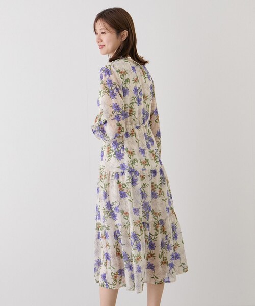 Jayro(ジャイロ)の「フリルネック花柄ワンピース(ワンピース・レディース・ホワイト系/ネイビー系・F)」の9枚目の写真