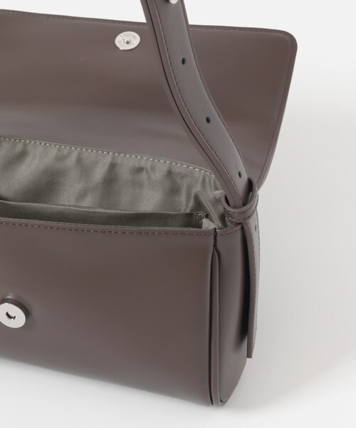 SENSE OF PLACE by URBAN RESEARCH(センスオブプレイスバイアーバンリサーチ)の「フラップショルダーバッグ(ショルダーバッグ・メンズ・BLACK/BROWN・one)」の11枚目の写真