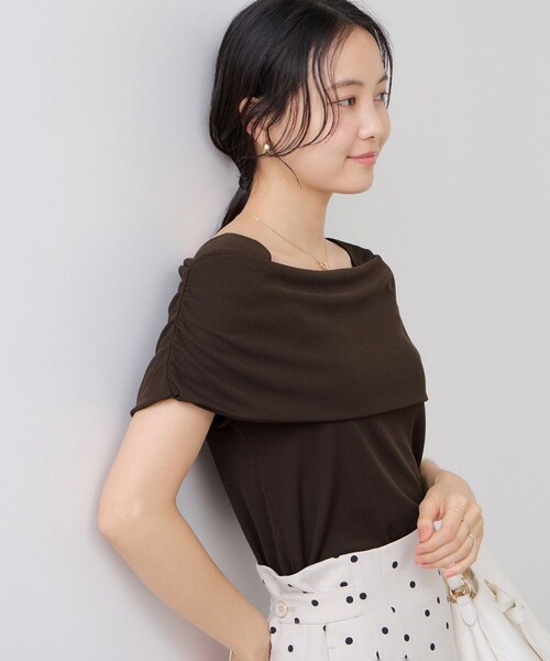 VIS(ビス)の「サイドギャザーオフショルダーカットソー/接触冷感(Tシャツ/カットソー・レディース・キナリ/ダークブラウン/ライトグリーン/レッド・F)」の16枚目の写真