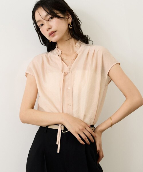 ROPE'(ロペ)の「【WEB限定カラー】スタンドフリルスキッパーブラウス(無地・ピンストライプ)/イージーケア(シャツ/ブラウス・レディース・ブラック/ホワイト系/ブルー/ピンク・F)」の8枚目の写真
