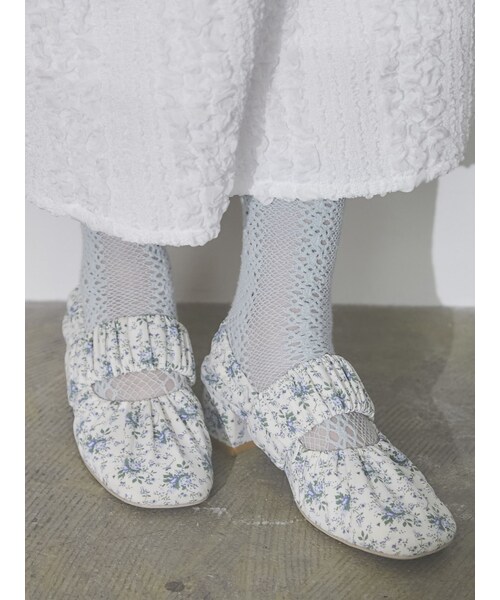 merry jenny（メリージェニー）の「ギャザーバンドシューズ（パンプス・レディース・オフホワイト/ピンク・M/L）」の2枚目の写真