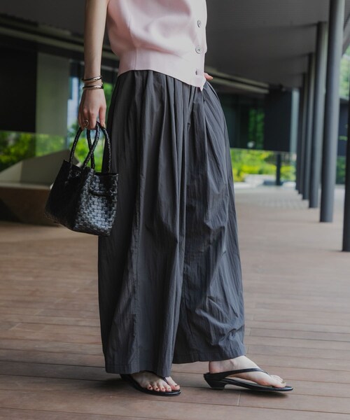 URBAN RESEARCH(アーバンリサーチ)の「『UR TECH/撥水/UVカット』ギャザーワイドパンツ(その他パンツ・レディース・ICE GRAY/BEIGE/CHARCOAL・36/38)」の5枚目の写真