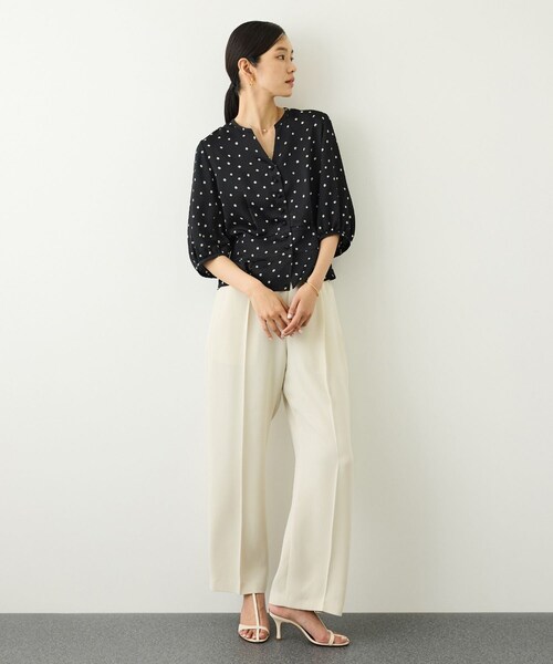 ROPE'(ロペ)の「ドットプリントウエストタックペプラムブラウス/イージーケア(シャツ/ブラウス・レディース・ベージュ/ネイビー・F)」の15枚目の写真