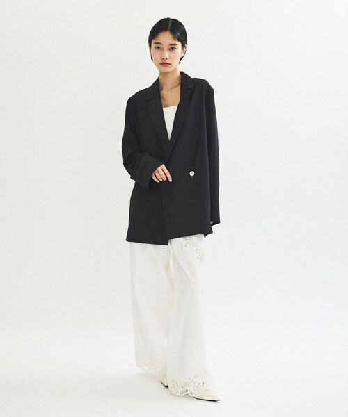 ADAM ET ROPE'(アダムエロペ)の「【サステナブル】ガウンジャケット(テーラードジャケット・レディース・ブラック/オフホワイト・F)」の4枚目の写真