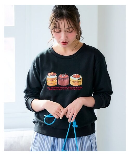 nissen（ニッセン）の「＜大きいサイズ＞【まつばらつむぎ】スイーツと猫のプリントトレーナー（スウェット・レディース・アイボリー(ケーキにかくれんぼ猫)/黒(ケーキにかくれんぼ猫)/ライトグリーン(ハートケーキ)/ネイビー(ハートケーキ)・L/LL/3L/4L）」の9枚目の写真