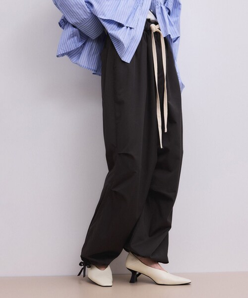 ADAM ET ROPE'(アダムエロペ)の「【WEB限定】リラックスパラシュートパンツ(その他パンツ・レディース・チャコール/ブラウン・36/38)」の2枚目の写真