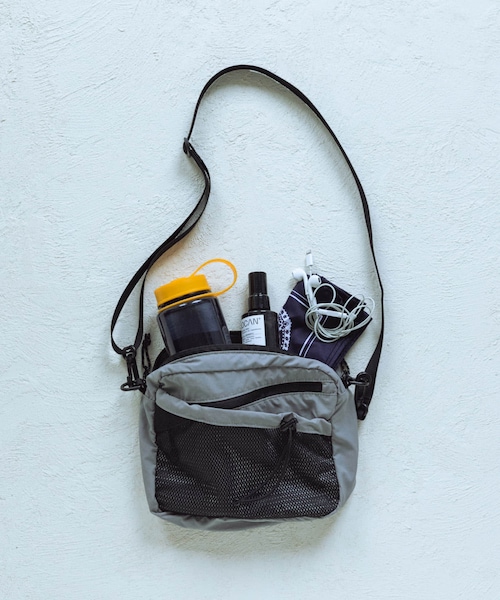 URBAN RESEARCH DOORS(アーバンリサーチドアーズ)の「クロスポケットショルダーバッグ(ショルダーバッグ・メンズ・BLACK/GRAY/BROWN・-)」の2枚目の写真