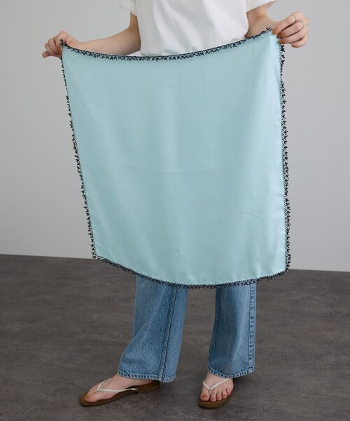 ADAM ET ROPE'(アダムエロペ)の「【SERA STUDIO(セーラスタジオ)】CARRE 60 WITH HAND EMBROIDERED GLASS BEADING VERSION2(バンダナ/スカーフ・レディース・ブルー系・F)」の3枚目の写真