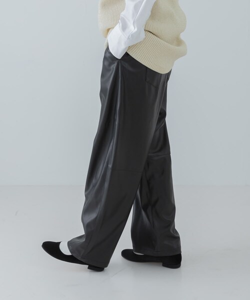 URBAN RESEARCH(アーバンリサーチ)の「レザーライクコクーンパンツ(その他パンツ・レディース・BLACK/BEIGE・FREE)」の6枚目の写真