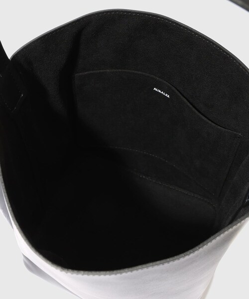 ADAM ET ROPE'(アダムエロペ)の「【AURALEE/オーラリー】LEATHER SHOULDER BAG - S MADE BY AETA(ショルダーバッグ・メンズ・ブラック・F)」の8枚目の写真
