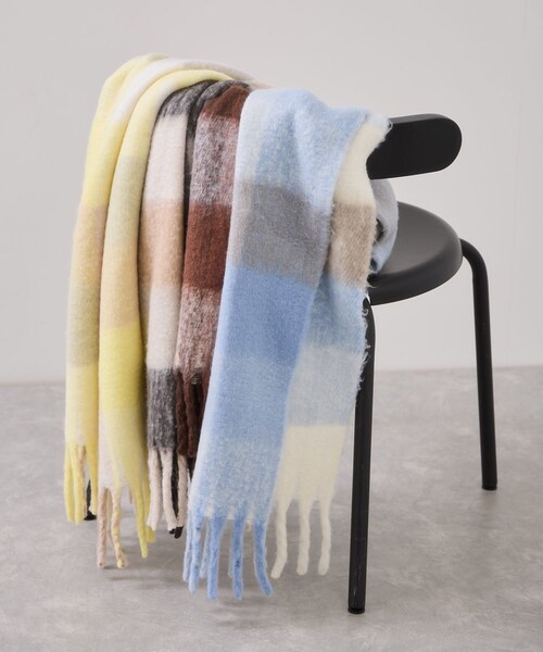 VIS（ビス）の「ふわふわフリンジチェックマフラー/静電気防止（マフラー・レディース・チャコール/ブラウン系/ブルー系/イエロー系・F）」の6枚目の写真