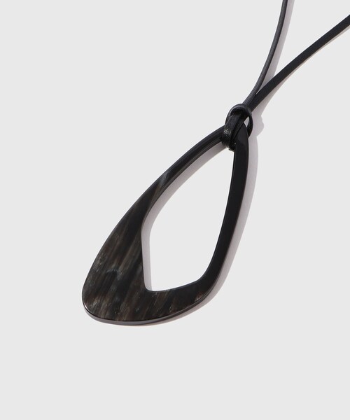 ADAM ET ROPE'（アダムエロペ）の「【CATH・S/キャッツ】HOLLOW HORN NECKLACE（ネックレス・メンズ・ブラック・F）」の6枚目の写真