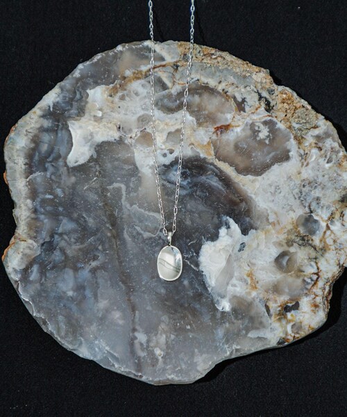 URBAN RESEARCH（アーバンリサーチ）の「decor『デコール』　Ovalcharm Longnecklace（ネックレス・レディース・GOLD/SILVER・-）」の5枚目の写真