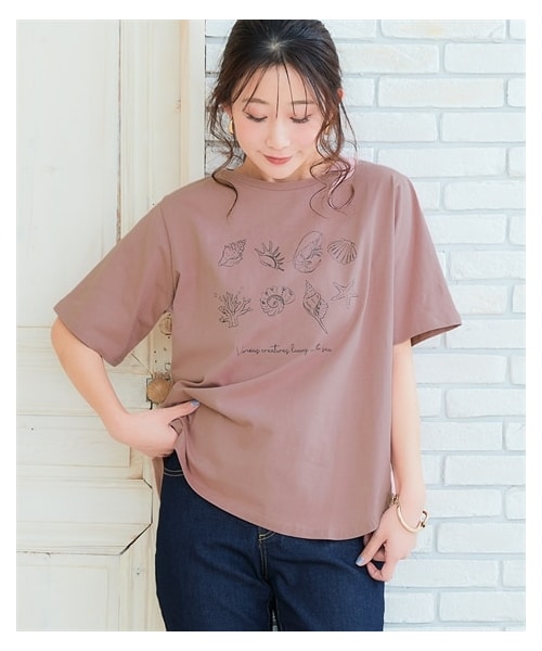 nissen（ニッセン）の「【吸汗速乾】裾ラウンドプリントＴシャツ＜大きいサイズ有＞（Tシャツ/カットソー・レディース・オフホワイト:フレンチロゴ/黒:フレンチロゴ/在庫限り_黒:ロゴ/在庫限り_アイスブルー:カレッジロゴ/在庫限り_オフホワイト:カレッジロゴ/在庫限り_ピンクベージュ:花ロゴ/在庫限り_グレージュ:草木/在庫限り_ライトカーキ:ブックネコ/在庫限り_杢グレー:胸ネコ/在庫限り_グレージュ:胸ネコ/オートミール:花/グレージュ:大人ロゴ/グレー:カレッジロゴ/黒:胸ネコ/ブルー:ブックネコ/ダスティピンク:オーシャン/ダスティミント:ペンギン/ライトグレー杢:ネコ/コーラルピンク:花/ネイビー:スマイル/アイスブルー:ハートロゴ・S/M/L/LL/3L/4L/5L/6L）」の20枚目の写真