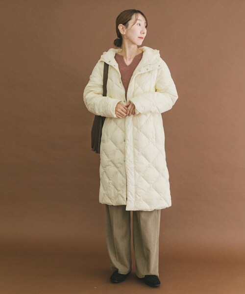 ITEMS URBANRESEARCH（アイテムズ アーバンリサーチ）の「TAION　HOOD LONG DOWN JACKET（その他アウター・レディース・BLK/OFF/D.CHOCO・M/L/XL）」の8枚目の写真