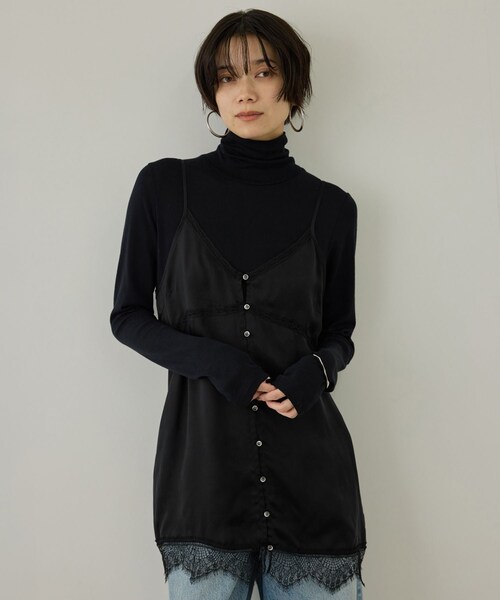 ADAM ET ROPE'(アダムエロペ)の「サテンレースキャミジレ(キャミソール・レディース・ブラック/キナリ・F)」の2枚目の写真