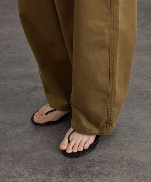 ADAM ET ROPE'（アダムエロペ）の「【WEB限定】ブロークンツイルミリタリータックカーゴパンツ（カーゴパンツ・レディース・オフホワイト/キャメル/カーキ・F）」の16枚目の写真