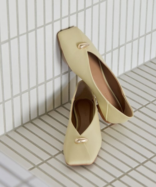 ADAM ET ROPE'（アダムエロペ）の「メタルモチーフフラットシューズ（パンプス・レディース・ブラック/クリーム・23.0/23.5/24.0/24.5）」の5枚目の写真