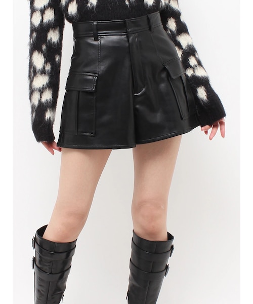 MURUA（ムルーア）の「カーゴポケットフェイクレザーショートパンツ（その他パンツ・レディース・アイボリー/ブラック/ブラウン・1/2）」の3枚目の写真