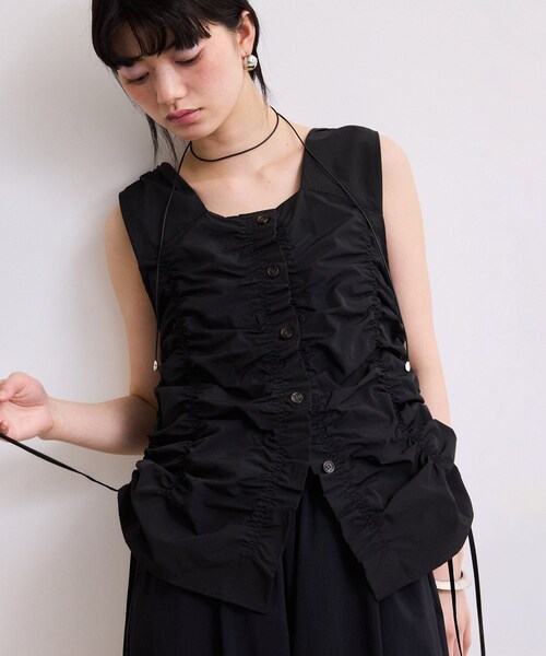 ADAM ET ROPE'（アダムエロペ）の「【WEB限定】シャーリングジレ（ベスト・レディース・ブラック/オフホワイト/ブラウン・F）」の15枚目の写真